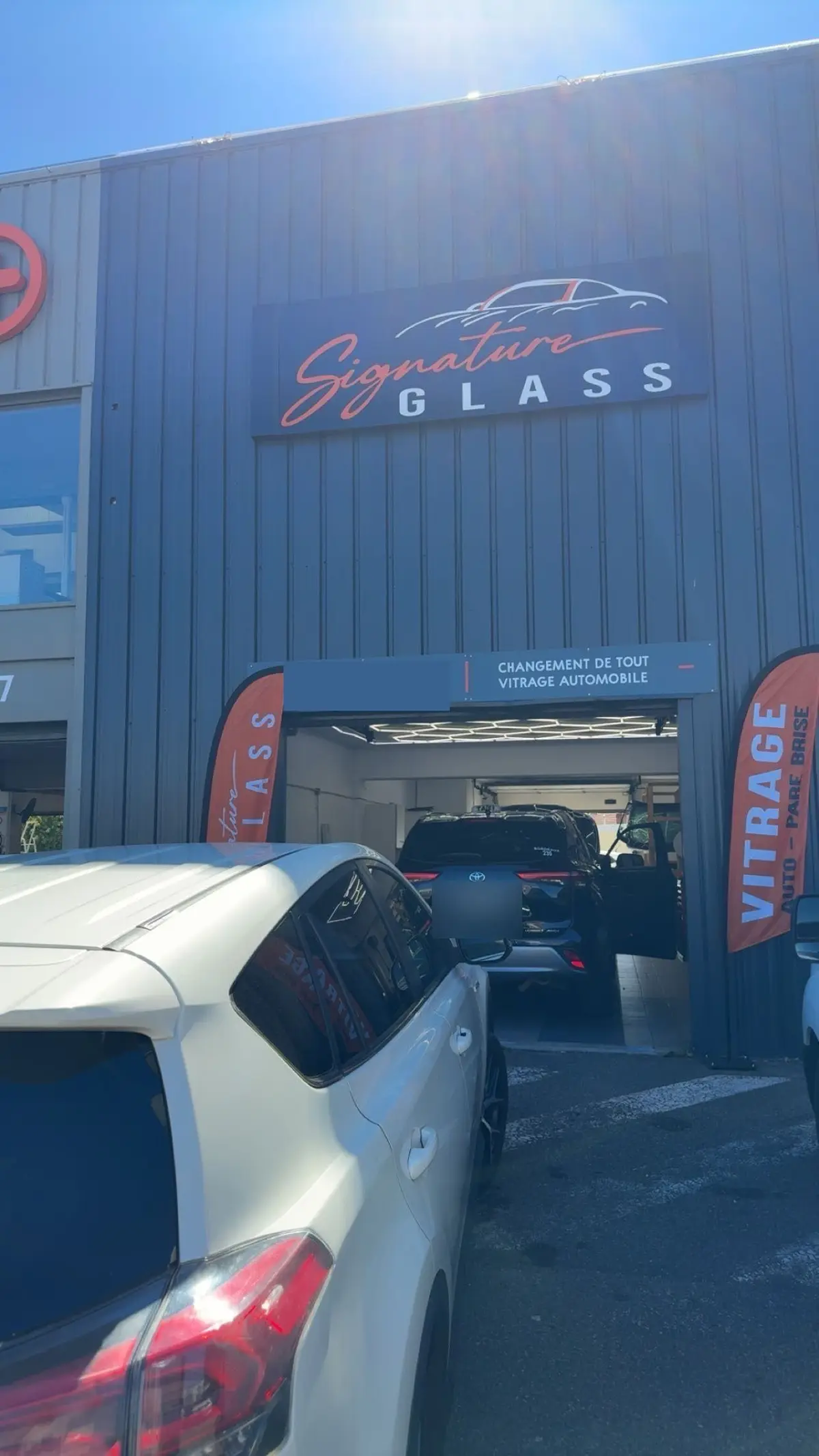 Façade de l'atelier Signature Glass avec son enseigne, 203 avenue Carnot à Cenon