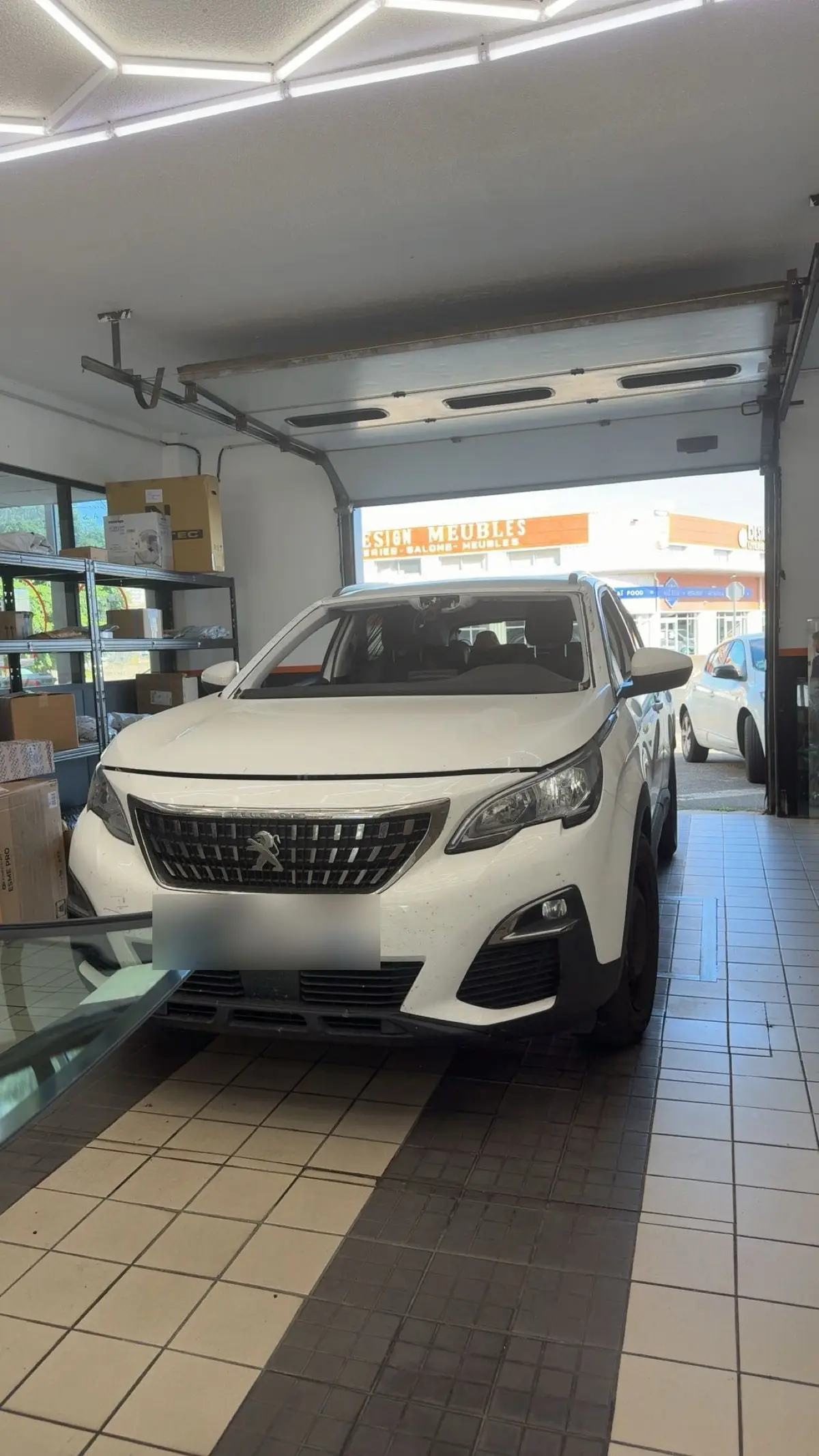 Peugeot 3008 blanc en atelier pour un remplacement de pare-brise