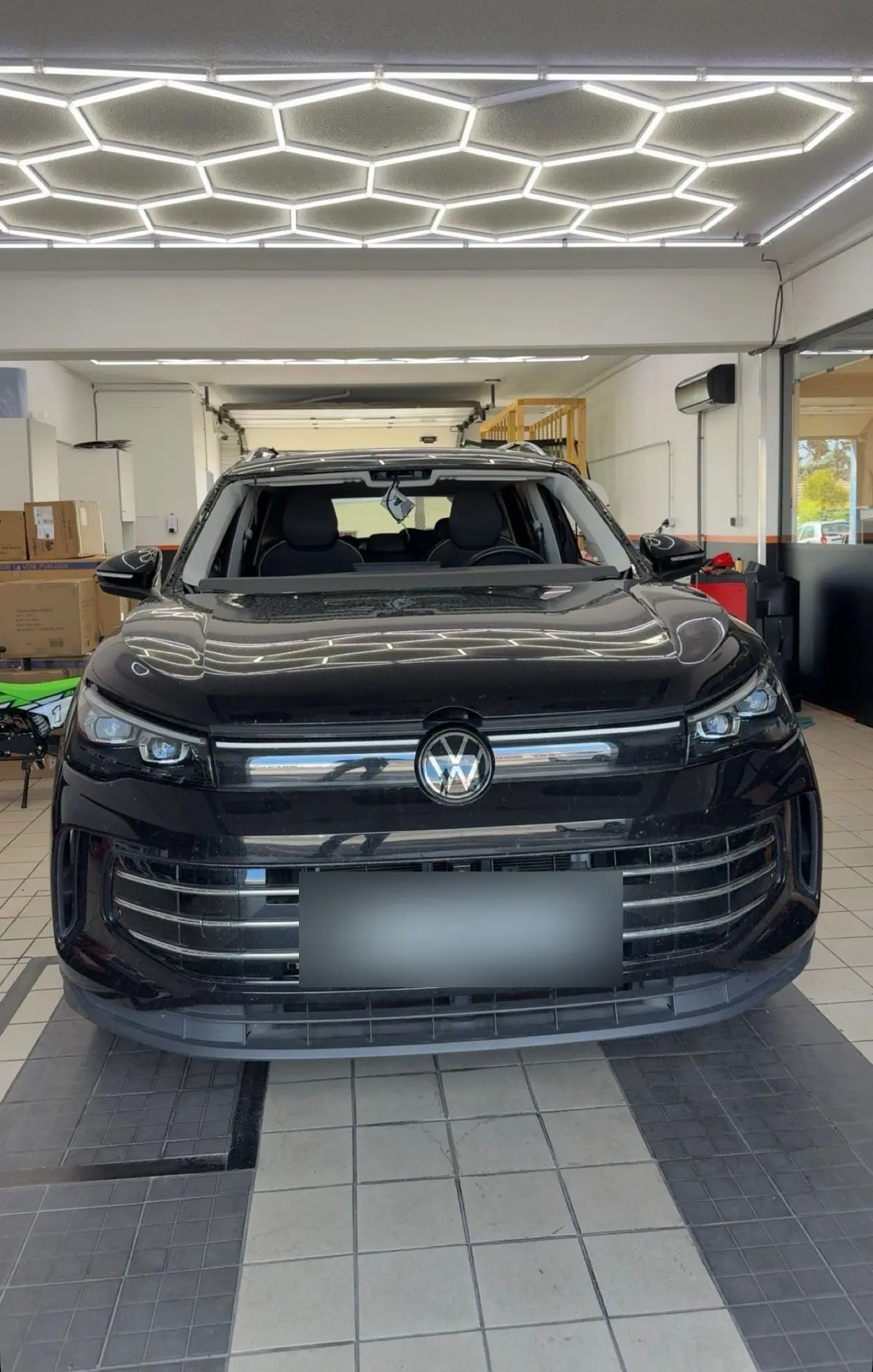 Volkswagen Tiguan noir en atelier pour un remplacement de pare-brise